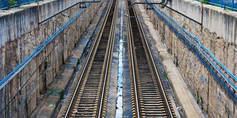 石壁上的帝国智慧：罗马长城与明代长城边疆治理策略比较研究