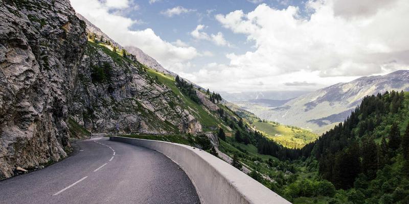 黄河变迁的历史回响：自然与人文交织的千年对话